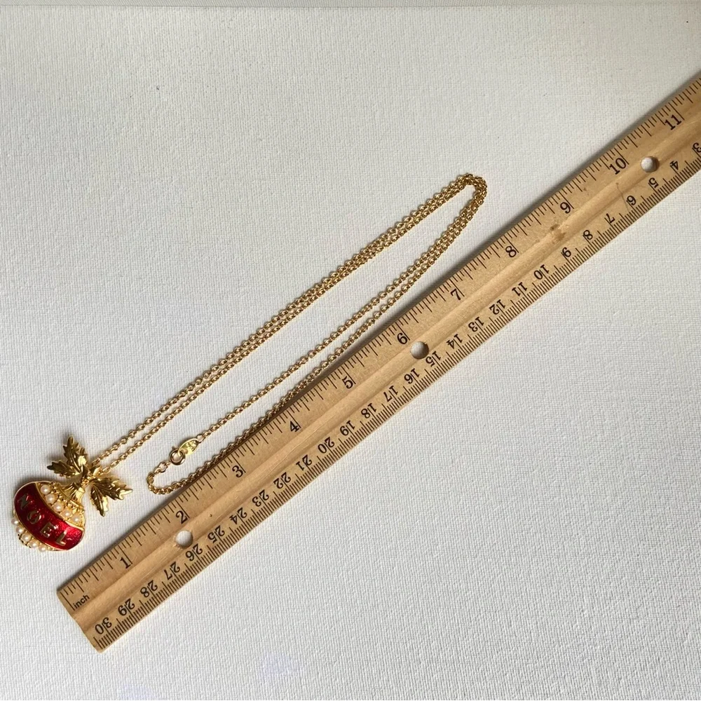 Avon Noel Christmas pendant necklace in goldtone with faux pearls and red enamel - Picture 9 of 10